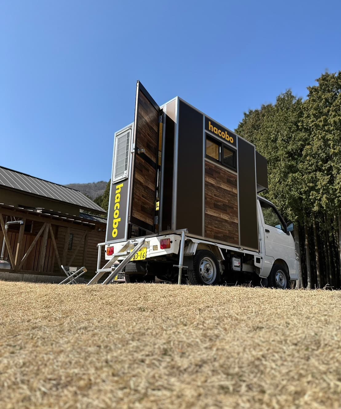 キャンピングカーで週末キャンプ