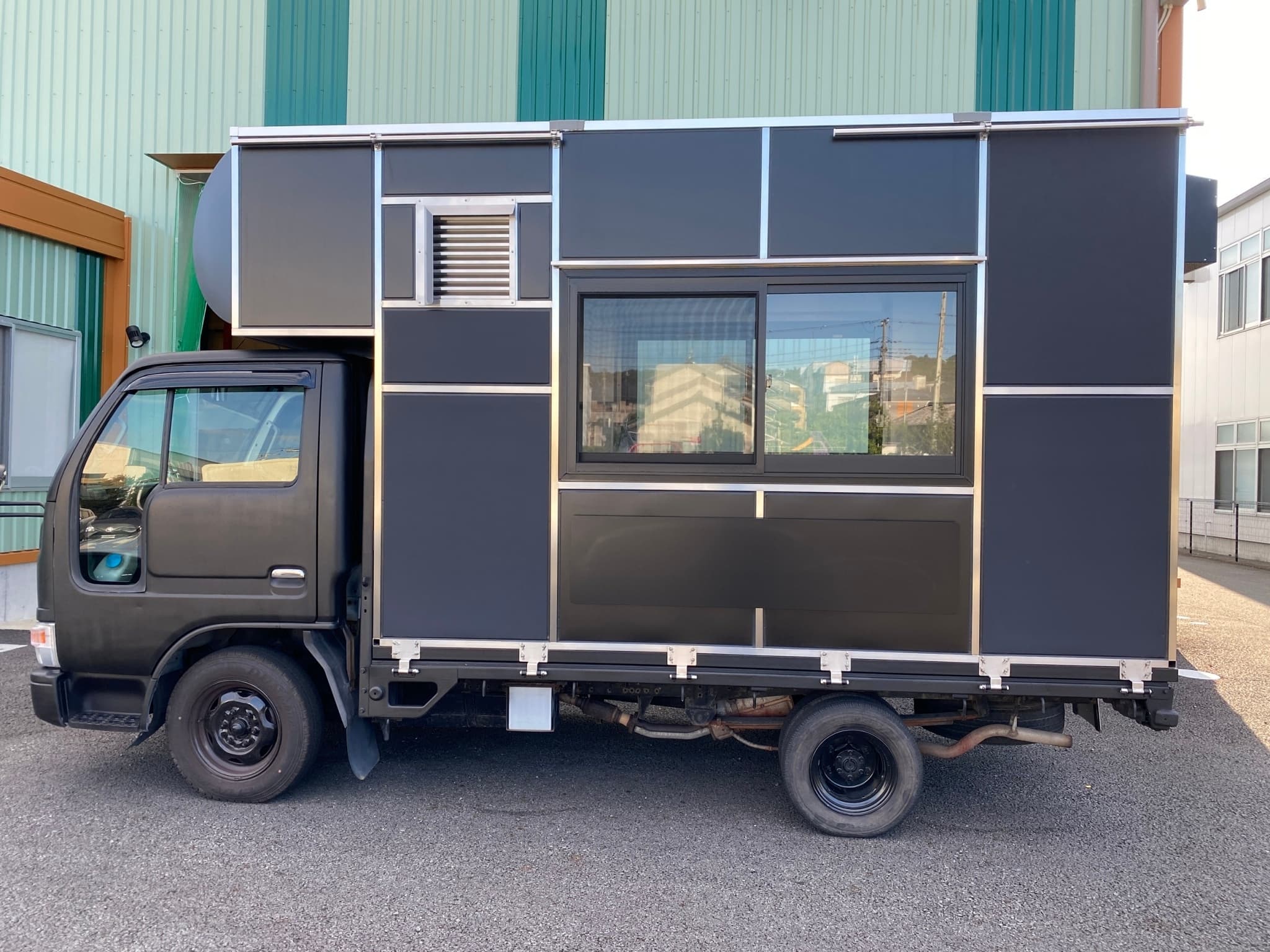 キッチンカー特注製作1.5ｔブラック