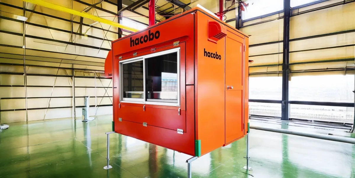 アウトリガーの脚で自立するhacobo（BOX取り外し時）