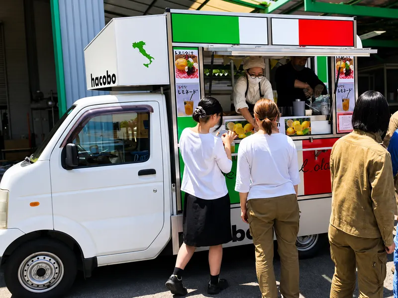 キッチンカーとして使われる hacobo の実車