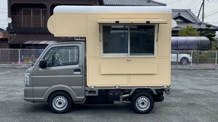 スペシャルティコーヒー専門店・香茶屋様のクリーム色のキッチンカー