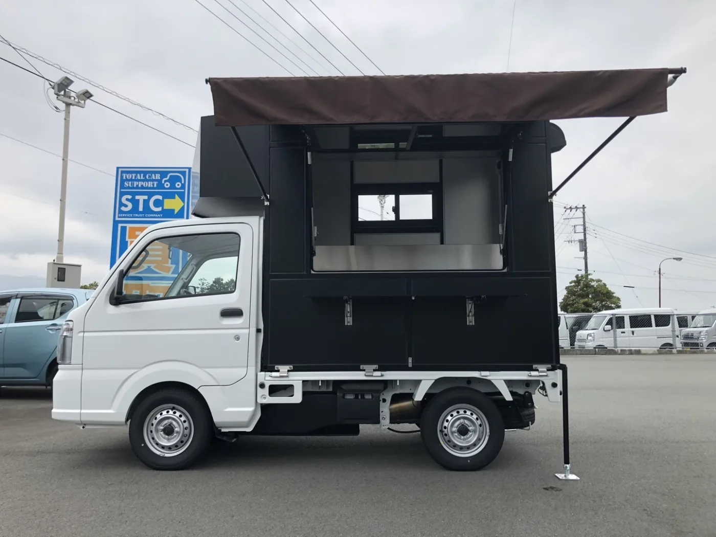 外壁ブラックのキッチンカー