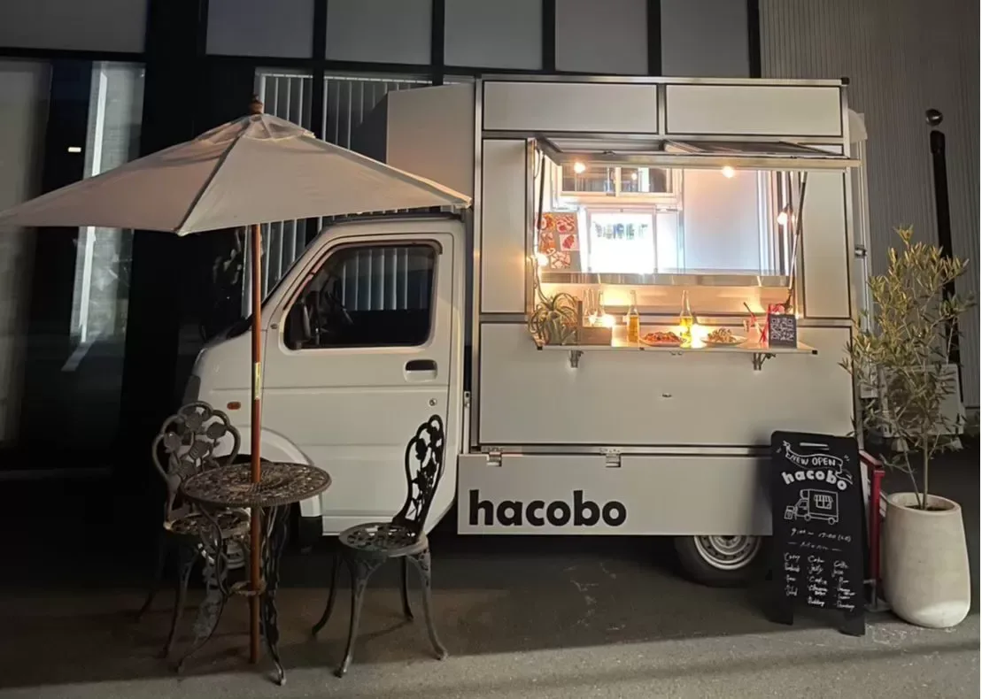 外壁シルバー（標準色）のキッチンカー