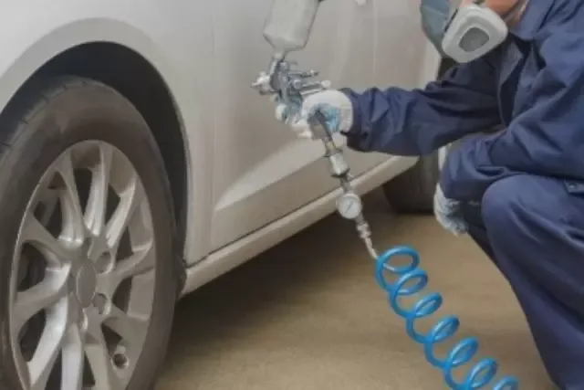 車両を塗装している様子