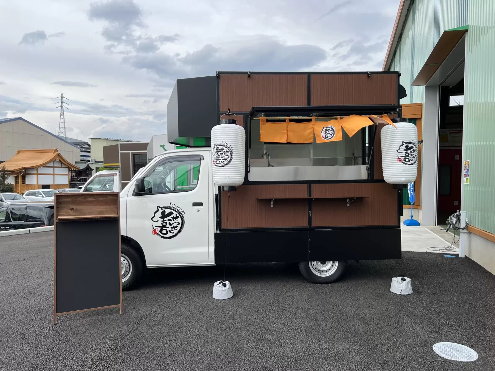 ラッピングを施したキッチンカーの実例3