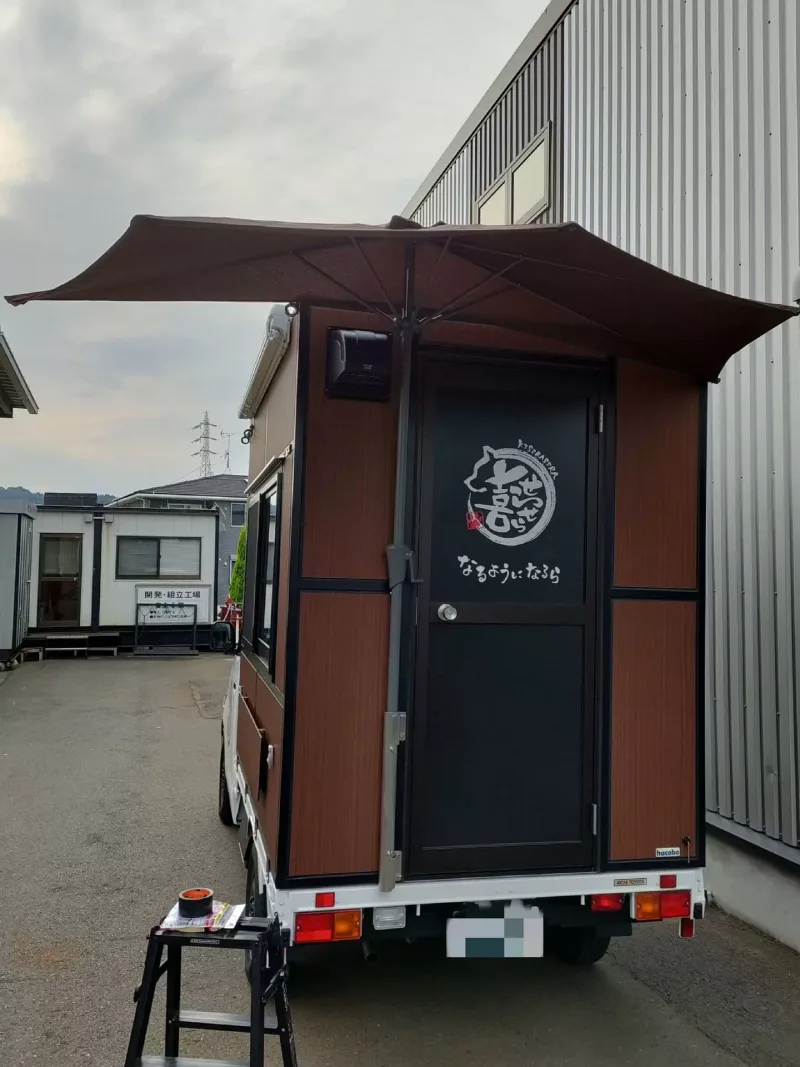 オーニングを展開したキッチンカー