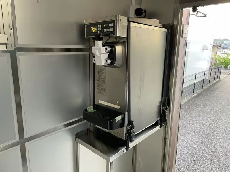 三相200Vのソフトクリーム機を設置した車内