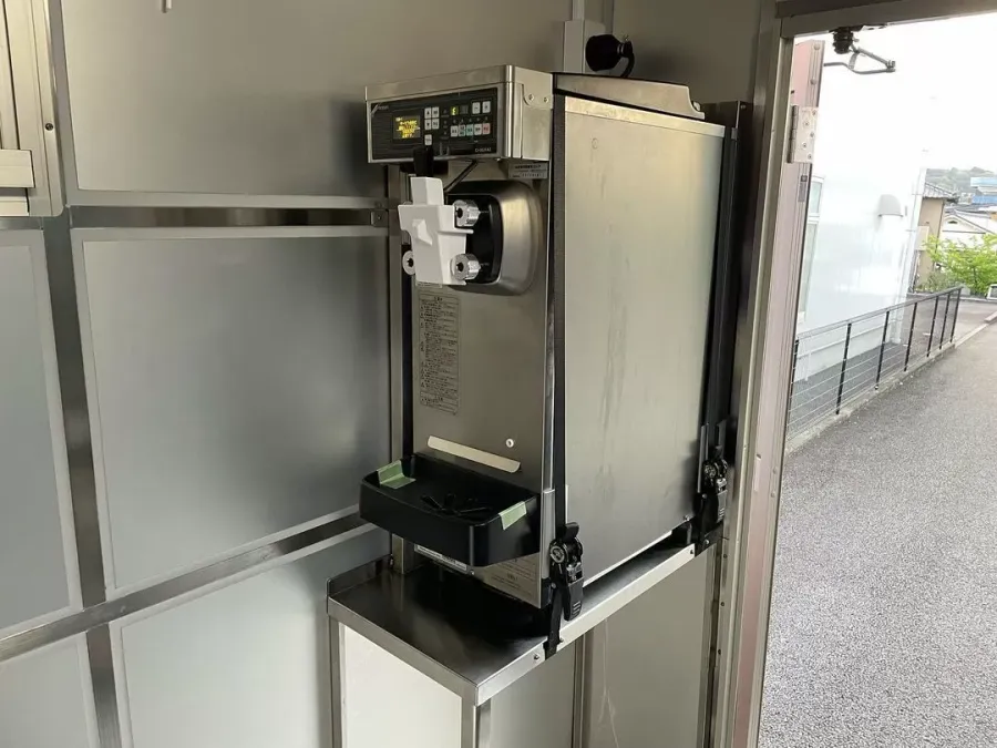 三相200Vのソフトクリーム機を設置した車内