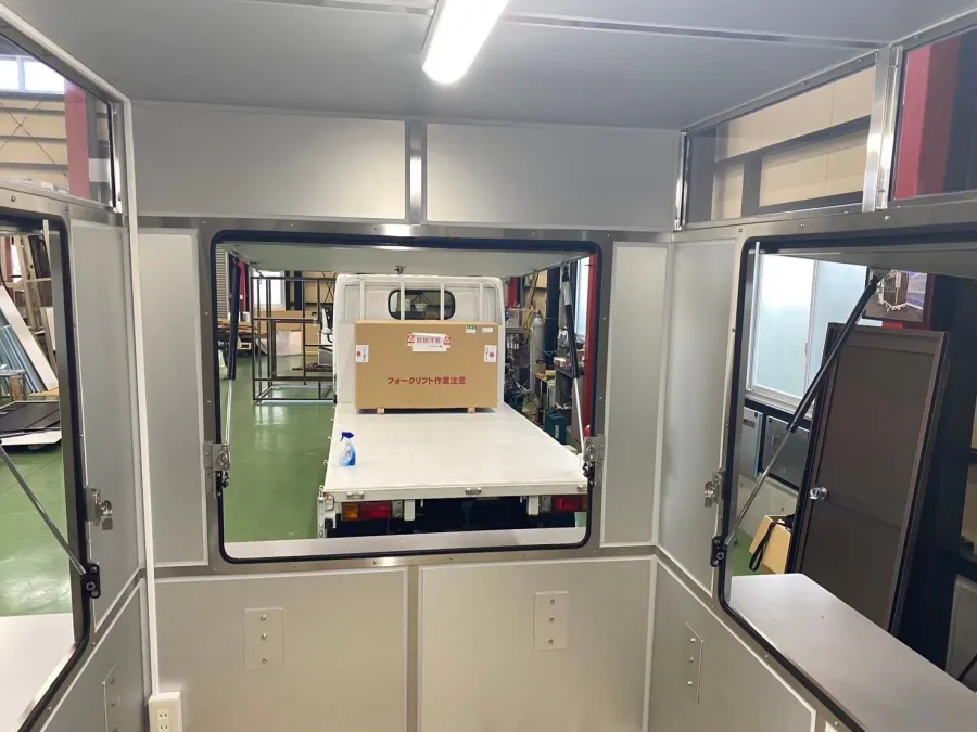 トレーラー 窓3面タイプの内装