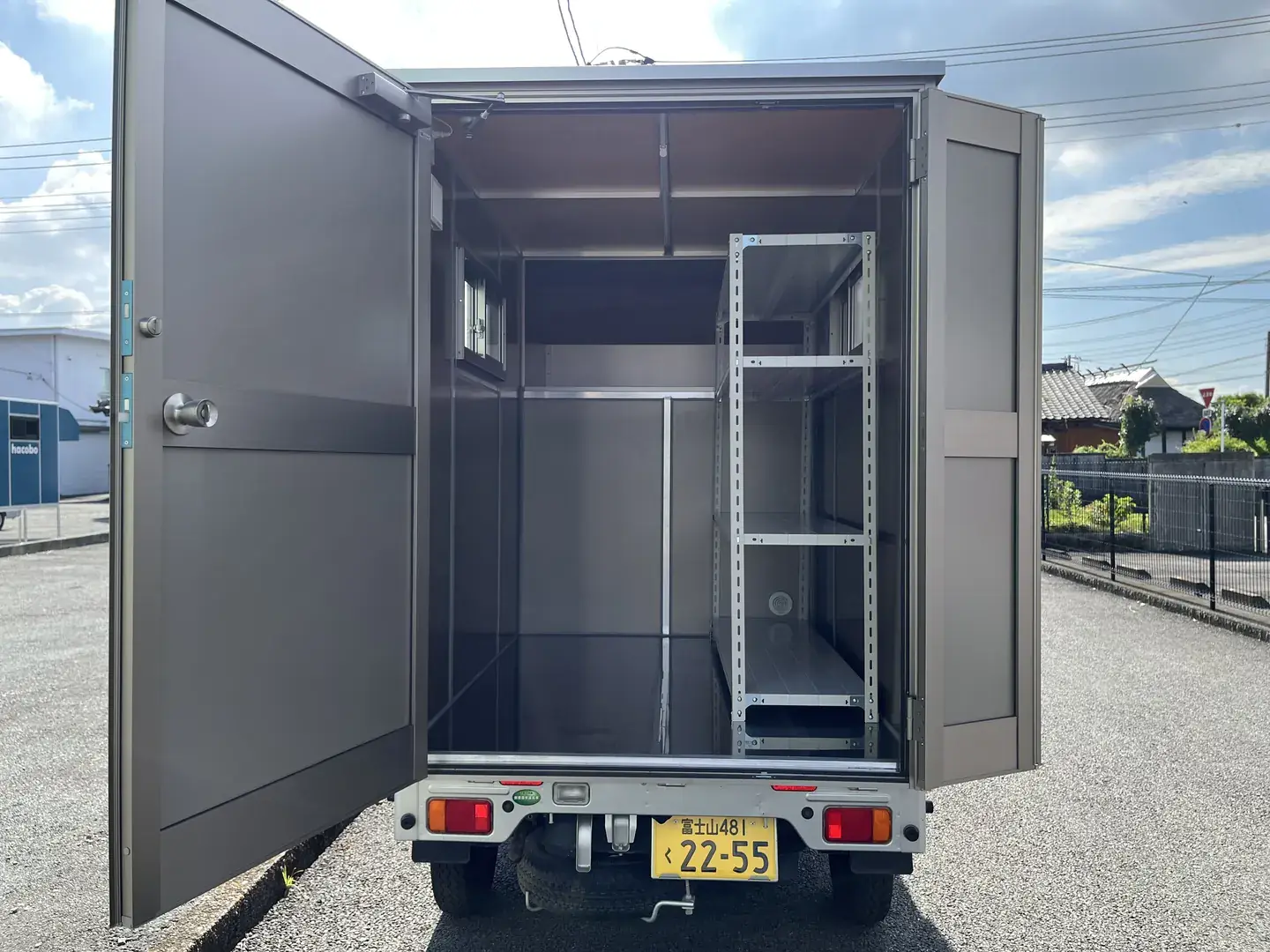 マルチボックス｜後方から見た荷室（扉を全開にした状態）