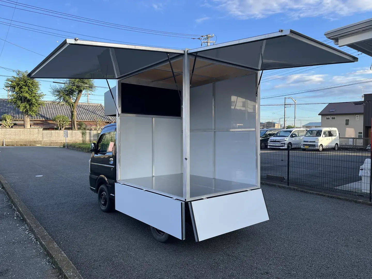 ステージボックス｜後方と側面のパネルを跳ね上げた状態（斜め後方から）