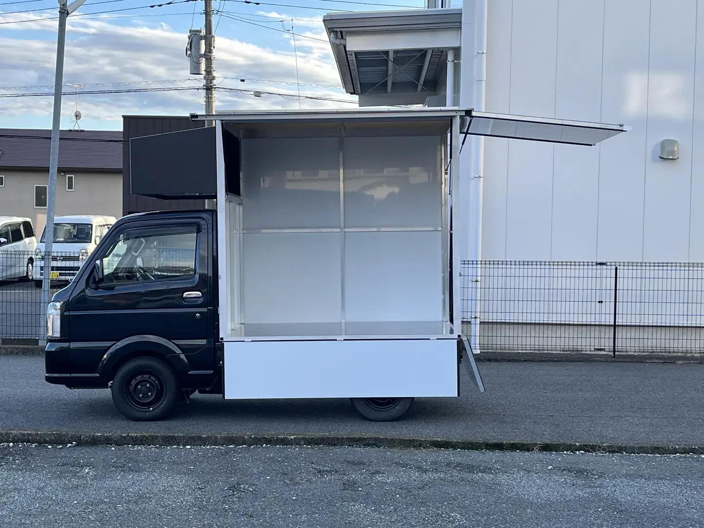 ステージボックス｜側面のパネルを跳ね上げた状態