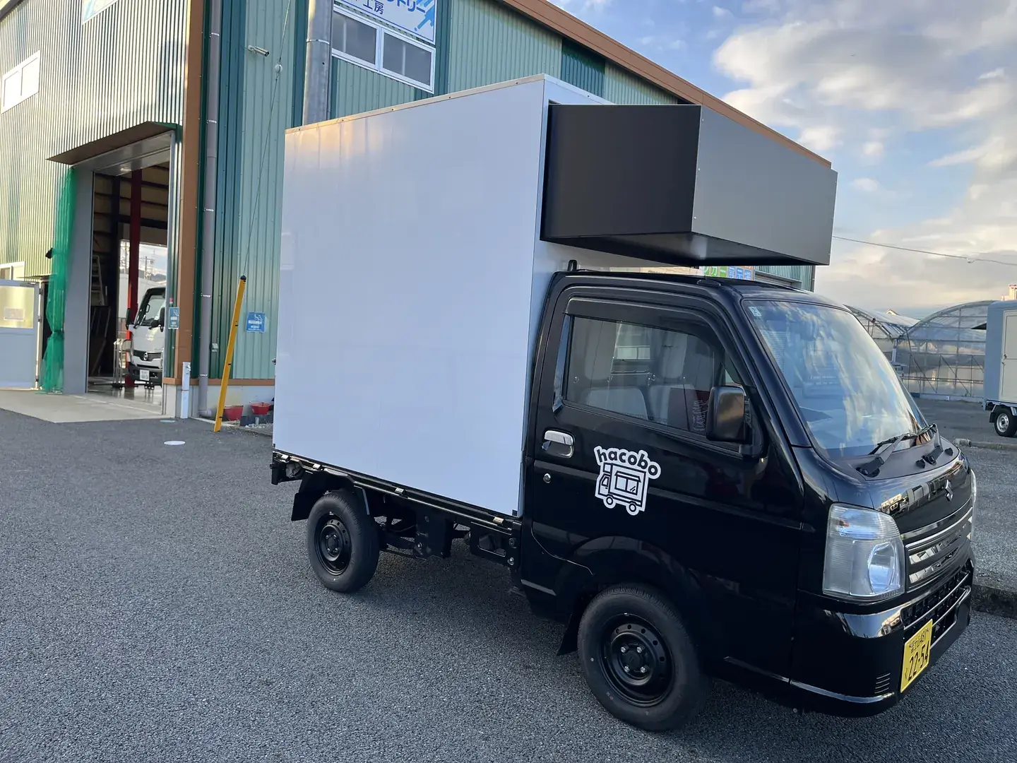 ステージボックス｜前方斜めからの外観（パネルを閉じた状態）